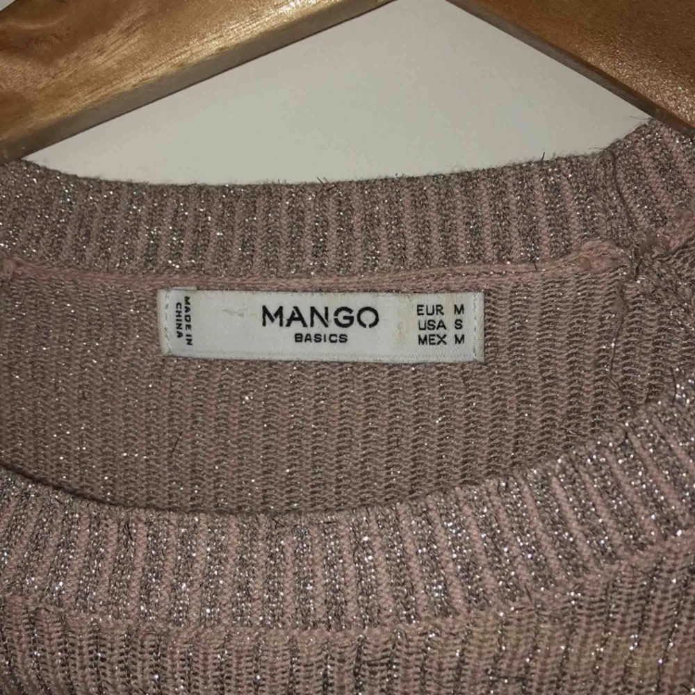 Stickad tunn glittrig tröja från Mango.. Tröjor & Koftor.