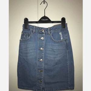  - Jeanskjol från Bikbok, köpte den för 400,  använd 3 ggr! Men den är fortfarande i jätte fint skick! Jätte snygg till sommaren. 