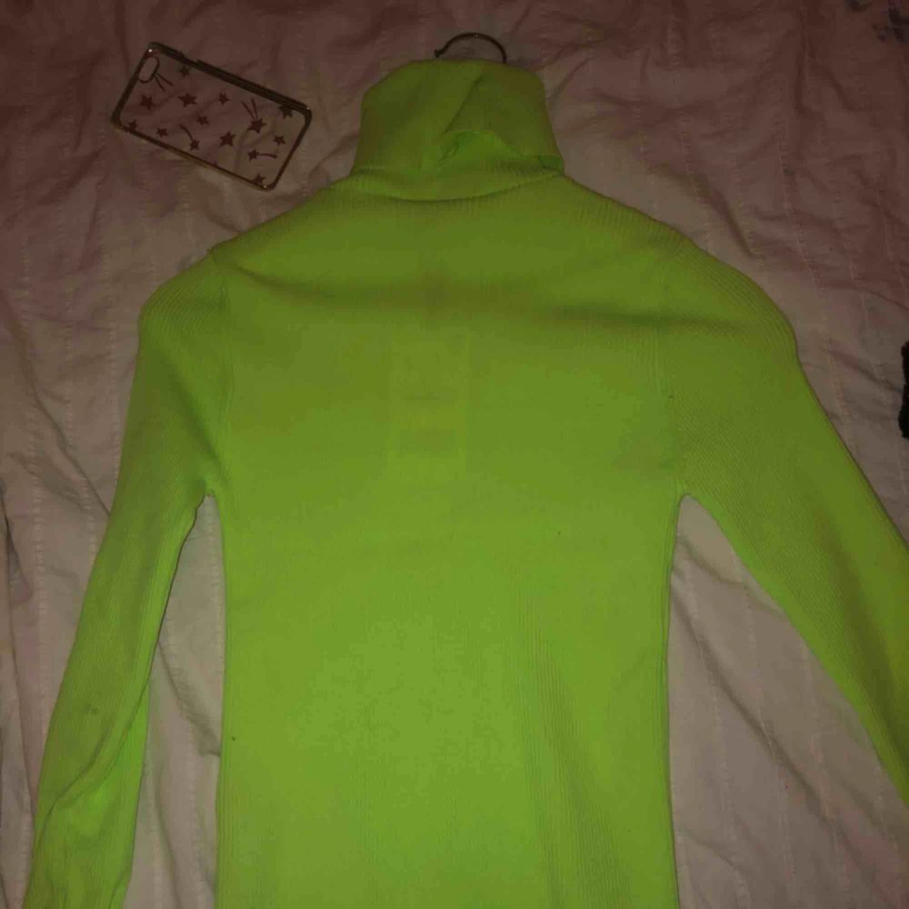 Säljer min helt oanvända neon gröna tröja från zara i storlek S. Prislapp är kvar! . Tröjor & Koftor.