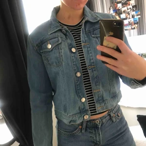  - säljer jeansjacka från ett märke som heter denim. inte oversize och rätt liten och tight i storleken. säljs för 100kr + frakt (30kr) hör av er!