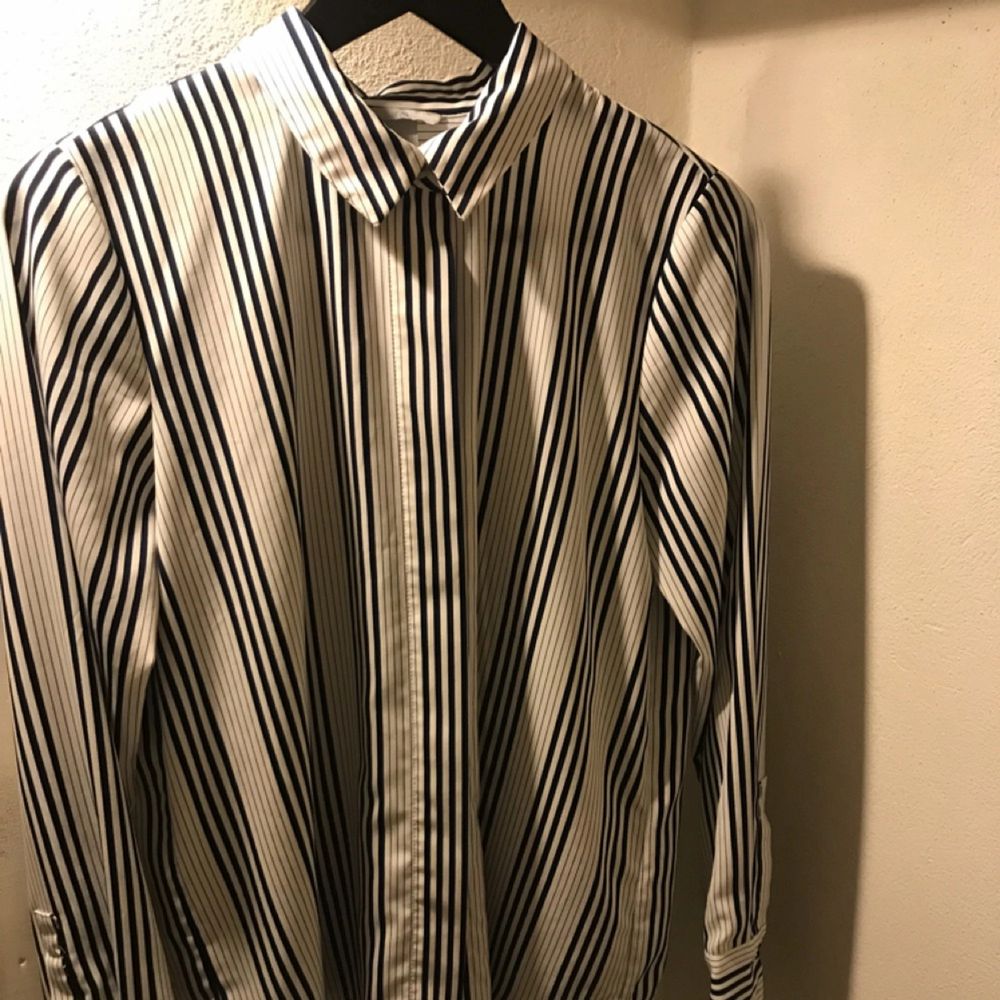 Blåvit randig skjorta från H&M med dolda knappar. Strl S. Skjortor.