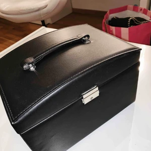  - Ett jätte fint smyckeskrin, bra skick.  Säljer för 100kr  En nyckel tillkommer till skrinet. köparen står får för frakten📦☺️ 