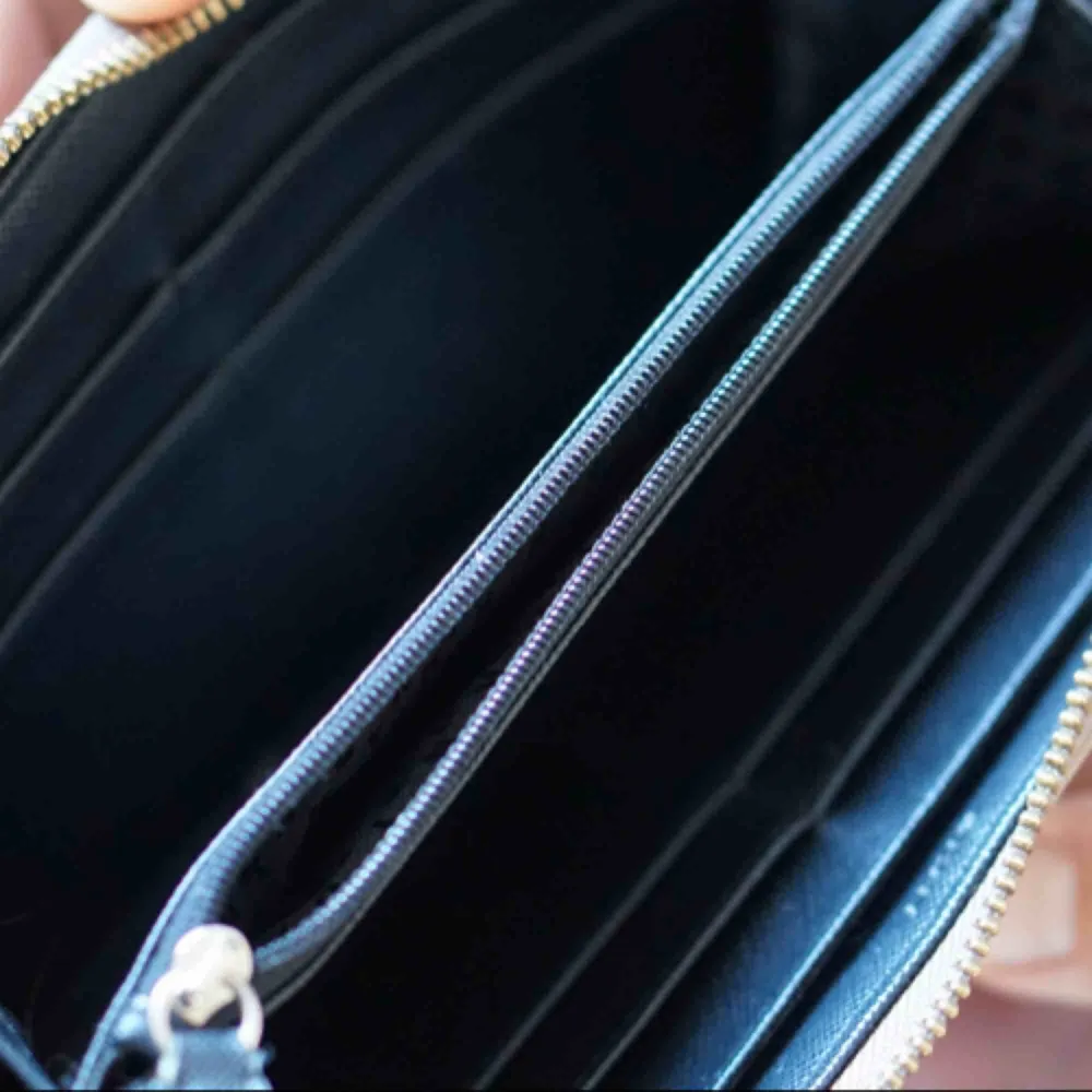  Beige DKNY plånbok. Har ej kvar kvitto, men plånboken är äkta och inköpt i Dubai för antal år sedan. Guldet har börjat tappa sin färg, men är i  399 kr ex frakt eller mötas i Stockholm för 399 kr.  Varan finns på andra köp och sälj sidor 🌟. Accessoarer.