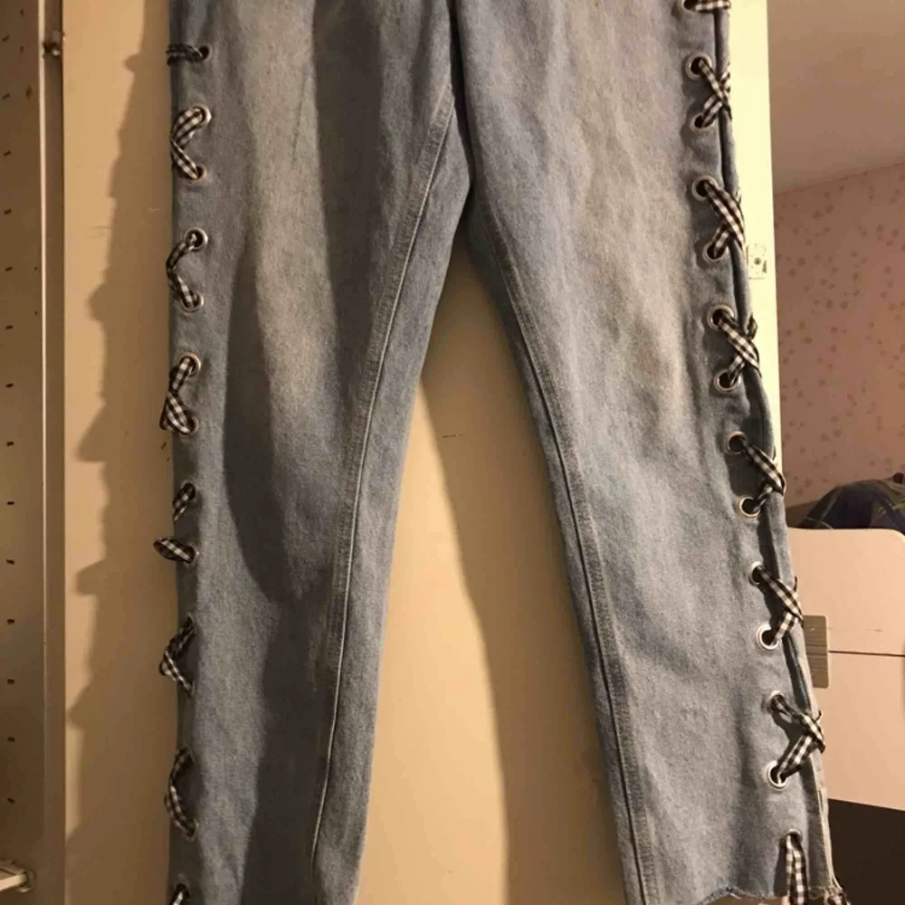 Storlek: 10/M  Blåa jeans med detalj som jag köpt men inte kunnat ta på mig för att de var för småa. De är väldigt fina och passar att ta på sig på sommaren eller våren. Bor i gävle så kan mötas upp annars står köparen för frakt . Jeans & Byxor.