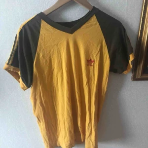  - Adidas t-shirt, står storlek s men skulle säga att den är en Medium