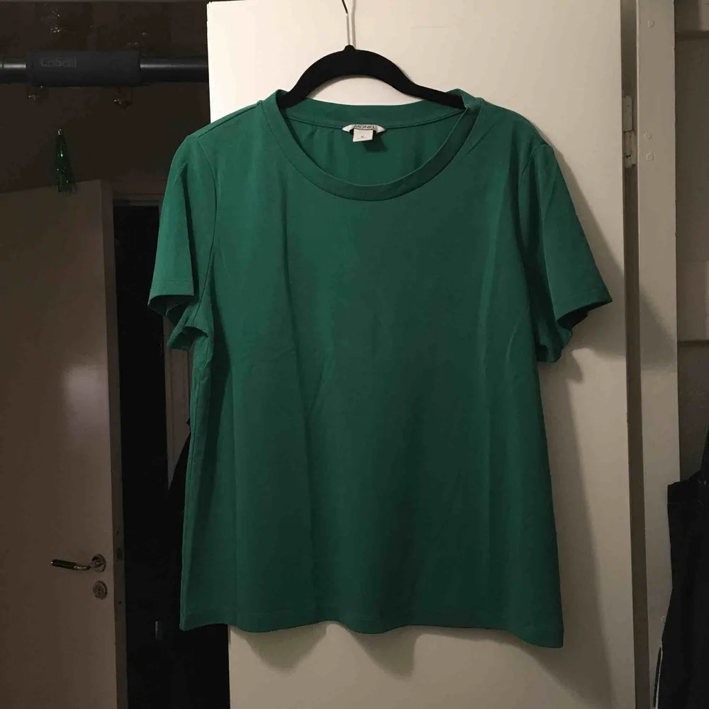 Grön t-shirt från Monki. Fint, mjukt material. Skickas mot frakt. . T-shirts.