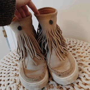  - Fransboots från Odd Molly. Inköpta för något år sedan och använda men forfarande i fint skick! Nypris 1995kr. Finns att hämta i leksand, kan skickas men då står ni för frakt och jag står inte för postens slarv! Kan skicka fler bilder om så önskas.