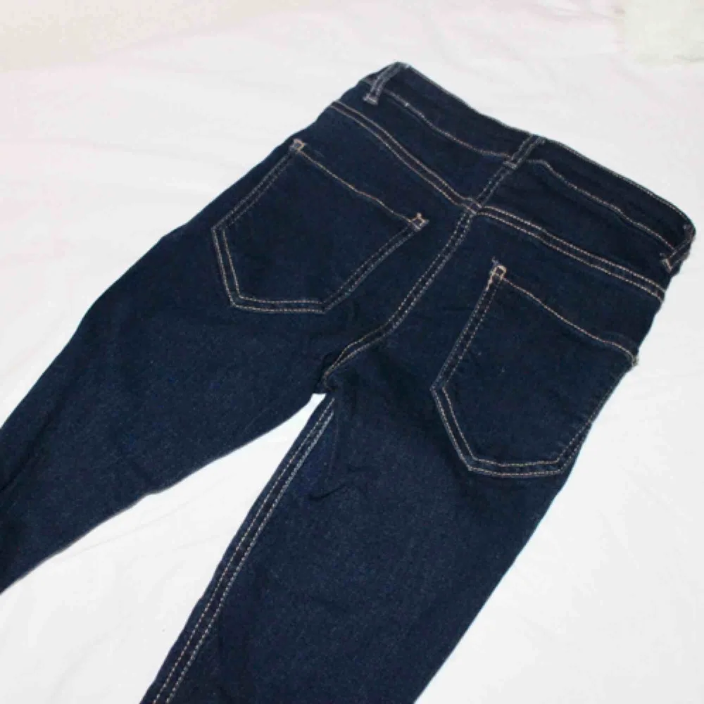 Helt nya CALZEDONIA jeans som liknar GinaTricots Molly jeans! Nypris: 399kr!  Säljer billigt då de är lite små för mig, kan passa upp till en mindre S (26/30). De är midjehöga. Jeans & Byxor.