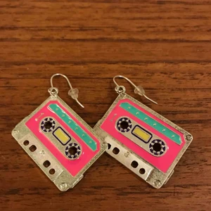 Kasettbandsörhängen  - Nya Örhängen som ser ut som kasettband. Storlek:  3.2cm*2.7cm. Pris: 40:-