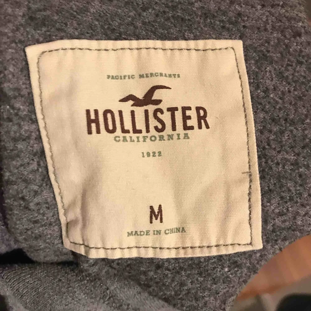 Snygg hoodie från Hollister, sparsamt använd. Snarare som en storlek S . Hoodies.