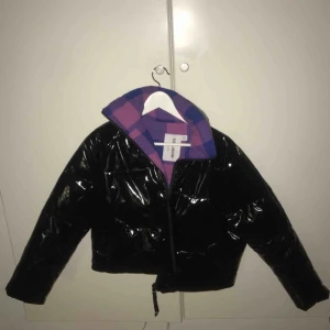  - Puffer jacket i storlek s men passar bättre på xs. Är i lack material och låter inte när man går. 