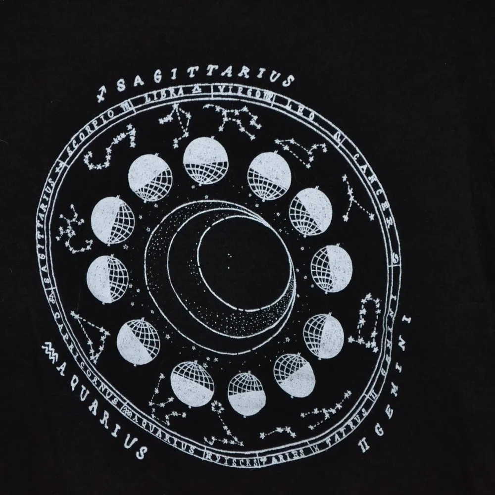 Fin t-shirt från H&M med stjärntecken 🌘⭐ frakt tillkommer med 30 kr. T-shirts.