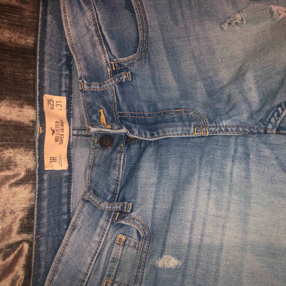 Ljusblå jeans från HOLLISTER med slitningar i strl W25 L31. . Jeans & Byxor.