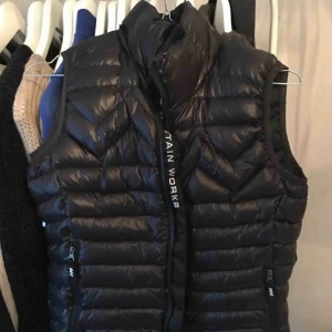  - En mountain works väst i storlek xs, hör av er mig intresse. 500 kr*