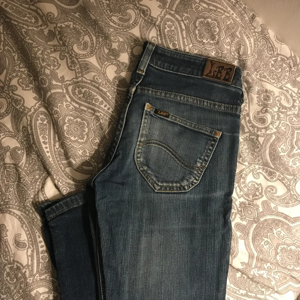 jättefina lee jeans i väldigt bra skick, säljs pga blivit försmå. Jeans & Byxor.