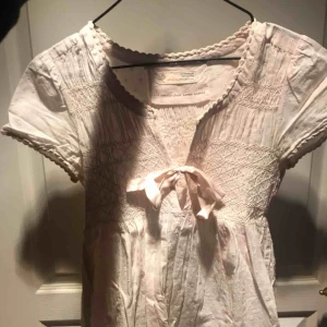  - Odd Molly blus som säljs pågrund av att den är för liten! 