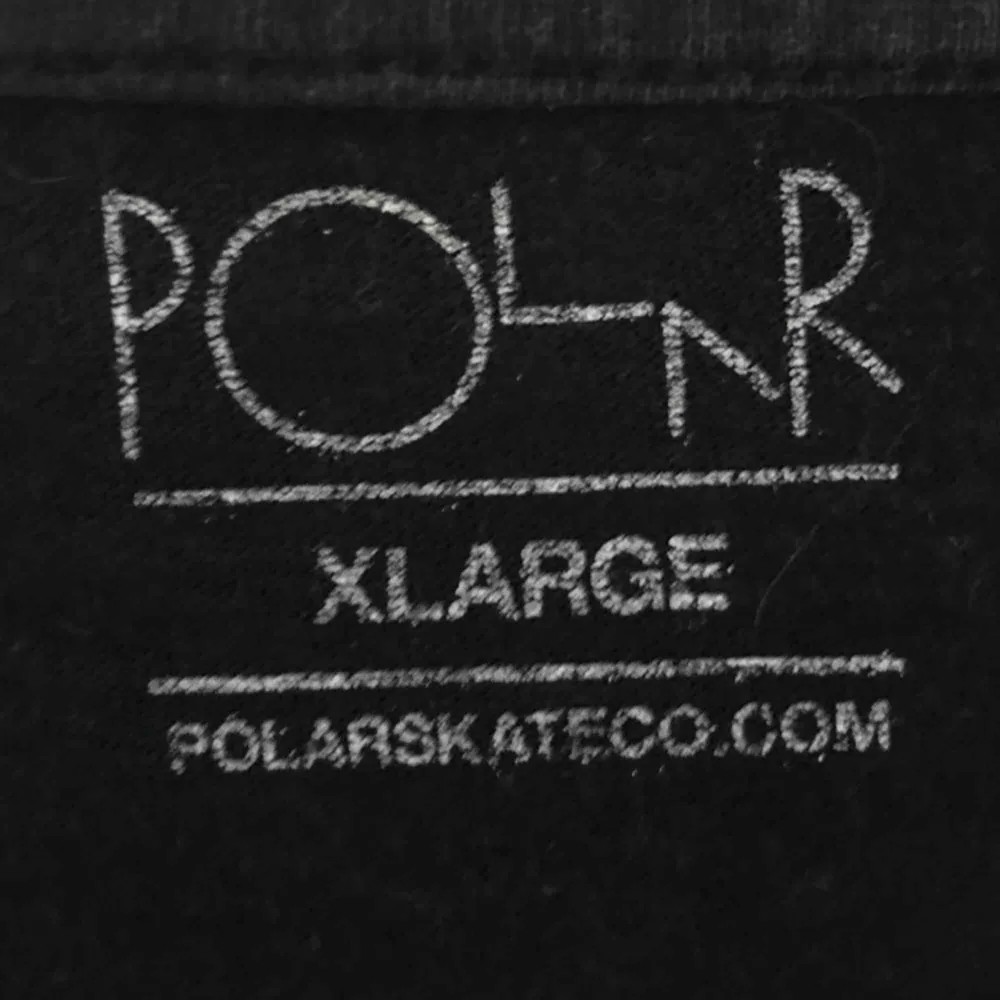 Säljer min Polar skate co longsleeve med polar loggan på sidan utav båda ärmarna! Fint skick :). T-shirts.