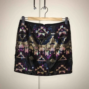  - Superfin paljettkjol från Forever 21! Kanske är svårt att se på bilden men det är mönster av paljetter i lila, blå, guld och ljusrosa.Tyvärr är den för liten för mig :( bara hunnit använda den 2 gånger... eventuell frakt står köparen för. 