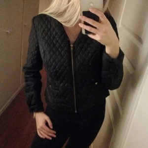  - Supersnygg quiltad jacka från Soyaconcept. Står att den är i storlek M men jag skulle säga att den passar de med storlek xS-S bättre. Har tyvärr råkat få ett hål vid ärmen vilket inte syns vid användning men kan absolut skicka bild på hålet vid intresse. 