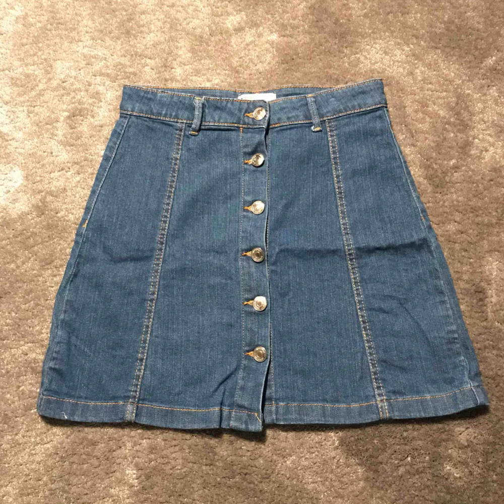 Jeans kjol från Gina tricot. Nyskick då jag bara har använt den två gånger. Köparen står för frakt. . Kjolar.