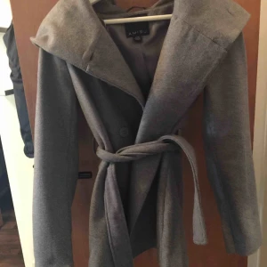 Höst jacka  - Mysig varm grå kappa. Aldrig använd. Stor luva samt knyte och knappar Nypris 599  Skickas mot frakt