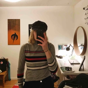  - En tröja som kan användas som magtröja till låga jeans eller vanlig tröja till höga. Den är i storlek L men väldigt liten så egentligen som M.   Säljer då jag rensat ut min garderob.  Frakt ingår inte utan den kostnaden tillkommer.