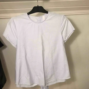  - Knytblus ifrån Zara, använd 1 gång. Köparen står för frakt.