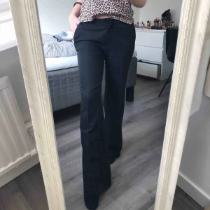  - Säljer dessa dö snygga kostymbyxor med bootcut , på grund utav att jag har två styckna. Använda två gånger. Passar xs/s
