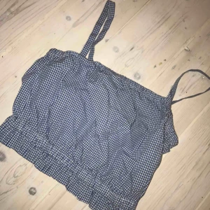  - Söt liten rutig top. Fint skick   