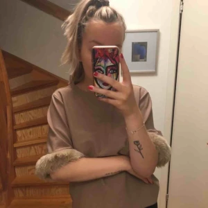  - Jättesnygg o skön, brun tröja me puffärmar, knappt använd