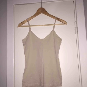  - Oanvänd nudefärgat linne från h&m. Köparen står för frakt