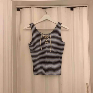  - Superfint linne med knyte från Hollister. Använd ett fåtal gånger alltså i fint skick! Köparen står för frakten på 18:- & betalning sker via swish! 💕