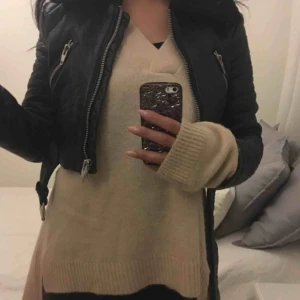  - Snygg och ovanlig Biker/Aviator jacka i kortare modell. Från HM. Storlek S. Använd sparsamt, som ny!  Uppe på flera säljsidor, först till kvarn!  Se gärna mina andra annonser :)