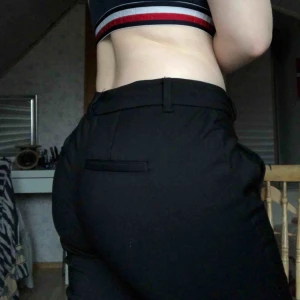  - Kostymbyxor med en liten detalj på benen! Tyvärr för små för mig:(( Köparen står för frakten🌹