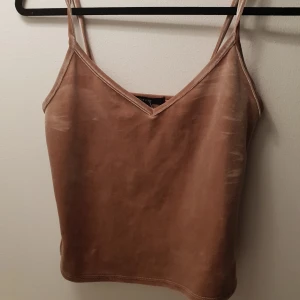  - Kort linne/topp från Forever 21. Använd endast 2 gånger så mycket bra skick. Ni står för frakten på 20 kr!
