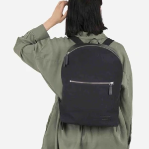  - Snygg klassisk Sandqvist ryggsäck gjord i bomullscanvas och läder, med datorficka och justerbara remmar.  HELT NY - Prislappar kvar Säljes pga julklapp till en person som redan fått den av en annan.  Nypris 1900 kr  