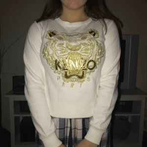  - Säljer min kenzo tröja som jag fick i present men var inte riktigt i min smak, men sitter super snyggt och är jätte skön. Pris kan diskuteras vid snabb affär!
