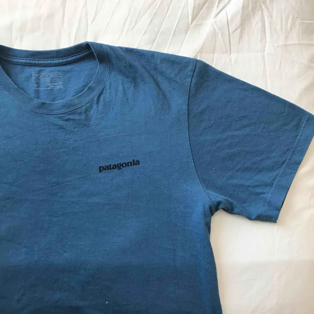 Patagonia t-shirt i något använt men super bra skick! Köparen står för frakt 🗻. T-shirts.