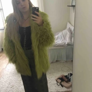  - Helt oanvänd! Råkade få 2 i present, har inget kvitto. Varm nog att ha utomhus och perfekt för fest! Kan mötas i Stockholm, annars frakt✨