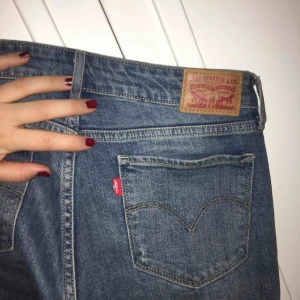  - Ett par levi's 712 slim med W29. Har inte använt så mycket eftersom de är lite på mindre sidan för mig. Riktigt bra skick och så fin modell verkligen! Möts upp i Stockholm, annars står köpare för frakt. 