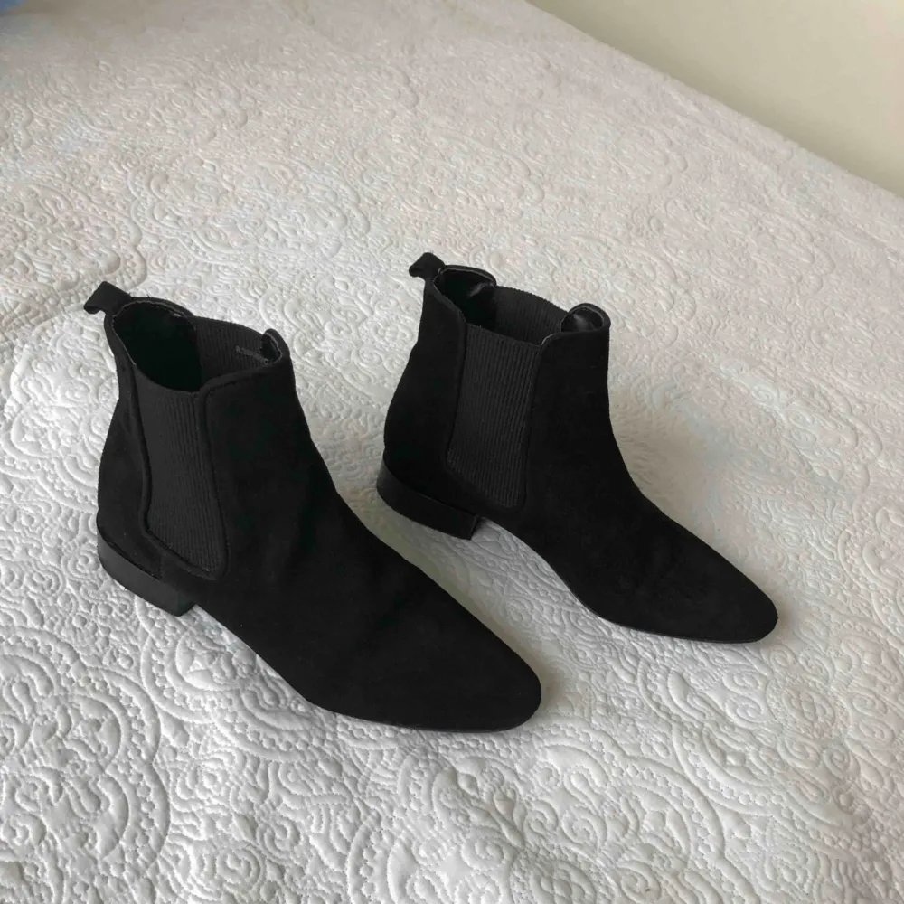Ett par svarta boots från Zara✨Köpte för 799kr💸 använd bara ett fåtal gånger! Ny skick✨! Säljer pga fel storlek (jag har 36.5) . Skor.