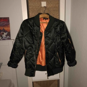  - Bomberjacka inköpt på nakd. Aldrig använd. Frakt tillkommer