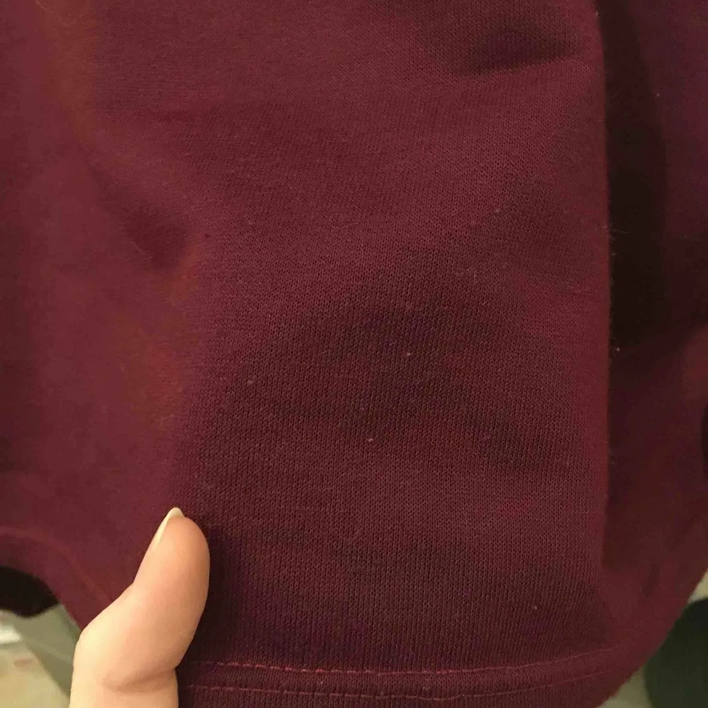 En jättecool croppad, lite tjockare, mörkrödtröja! Den har två streck på båda ärmarna! Passar xs/s/m! Älskade denna tröjan men den har knte kommit till användning!🌸 köparen står för frakt: 36kr. Skjortor.