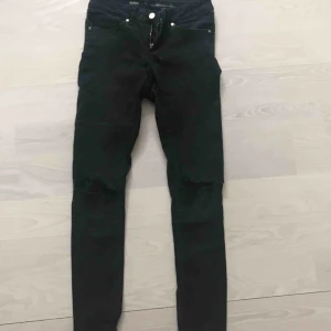  - snygga jeans med slitningar på knäna och nertill. Bra passform
