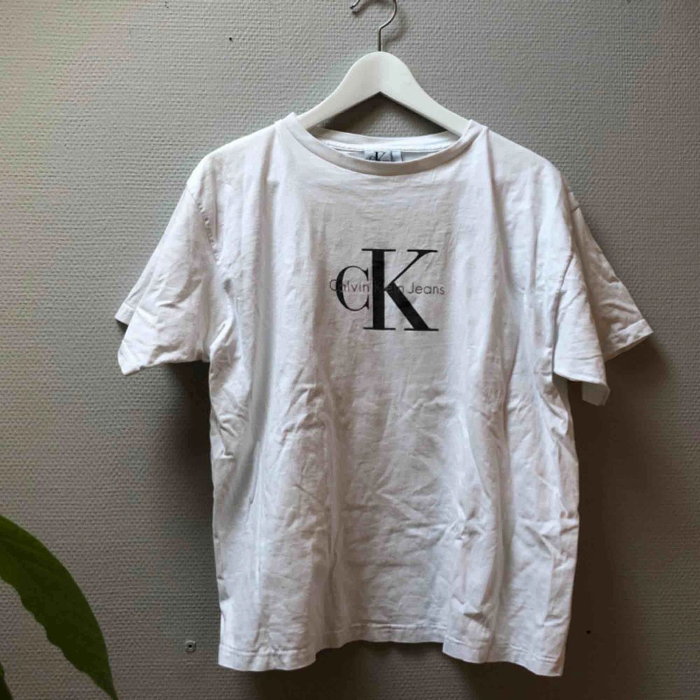Fräsch Calvin Klein vintagetshirt! Det står XL i den men på mig som är en s sitter den snyggt med bra fall.. T-shirts.