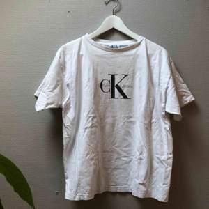 Fräsch Calvin Klein vintagetshirt! Det står XL i den men på mig som är en s sitter den snyggt med bra fall.
