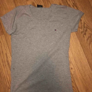  - Tommy Hilfiger tröja i grå  Jätte skönt material 