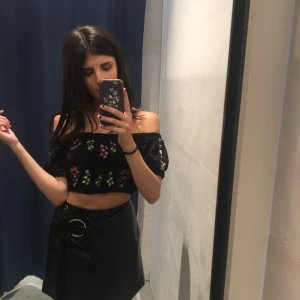  - såå fin off shoulder crop top från urban outfitters, säljer pga har inte kommit till användning på ett bra tag. möts upp i stockholm 🌼