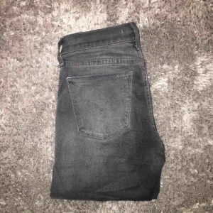  - Gråa o stretchiga jeans från Levi’s, storlek 26 i midjan, skulle gissa på 32 i längd. Modellen heter 710 super skinny. Skitsnygga o man får bra rumpa! 