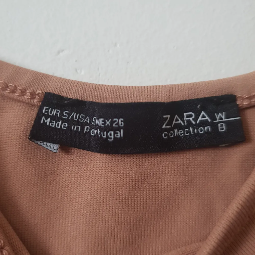 Basic plagg linne från Zara. Fin nude färg . Toppar.